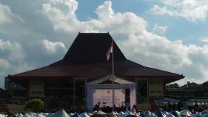 Suasana Pembukaan PPSMB Palapa di Lapangan Graha Sabha Pramana